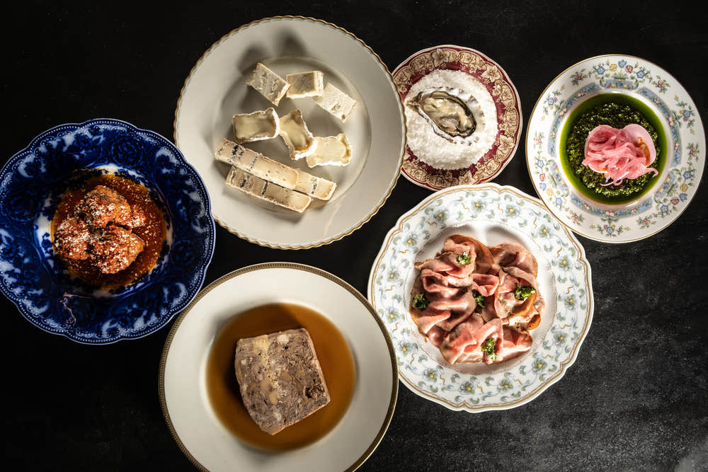Gerechten van Tomkat van bovenaf: gehaktballetjes, kazen, oester, gemarineerd ei, terrine en rosbief