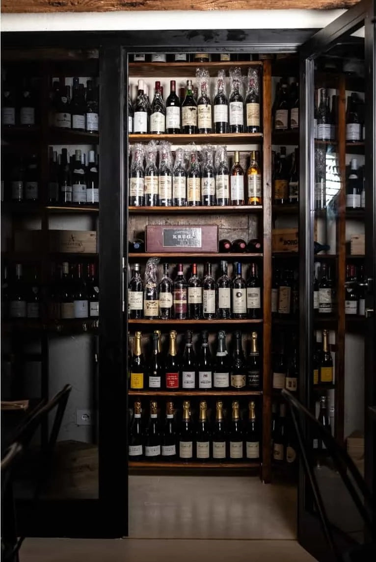 Oltre 350 etichette tra Toscana, Piemonte, Borgogna, Champagne e Bordeaux